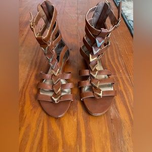 Chestnut gladiator sandals with gold accents